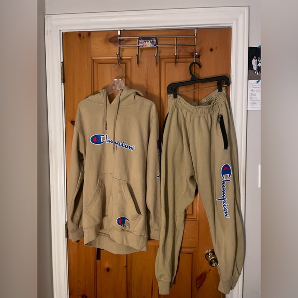 Long sleeve crop top, jumpsuit, pants and tracksuits. - Picture 1 of 12